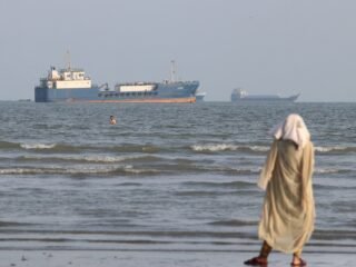 El régimen de Irán afirmó que un portacontenedores se hundió en Ormuz tras chocar con una mina