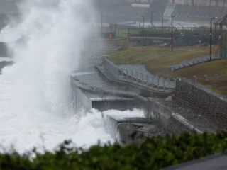 Al menos un muerto y 170 heridos tras el paso del tifón Champi por Taiwán