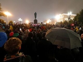 Un centenar de rusos protestaron en Siberia contra los resultados de las elecciones legislativas y denunciaron “fraude”