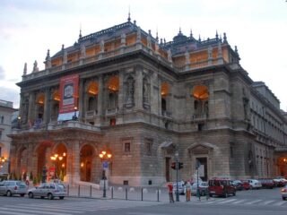 Un emperador lo inauguró en 1884 y una obra de cinco años lo renovó: así luce el teatro que enorgullece a Budapest