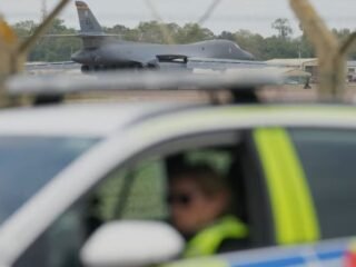 Acusan a dos hombres británicos ​​de haber ayudado a Irán en el incidente en la base aérea de Fairford