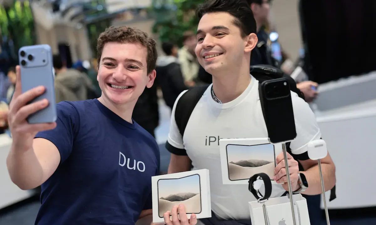 Apple puso en venta este viernes una cantidad “limitada” de su smartphone plegable, el iPhone Duo