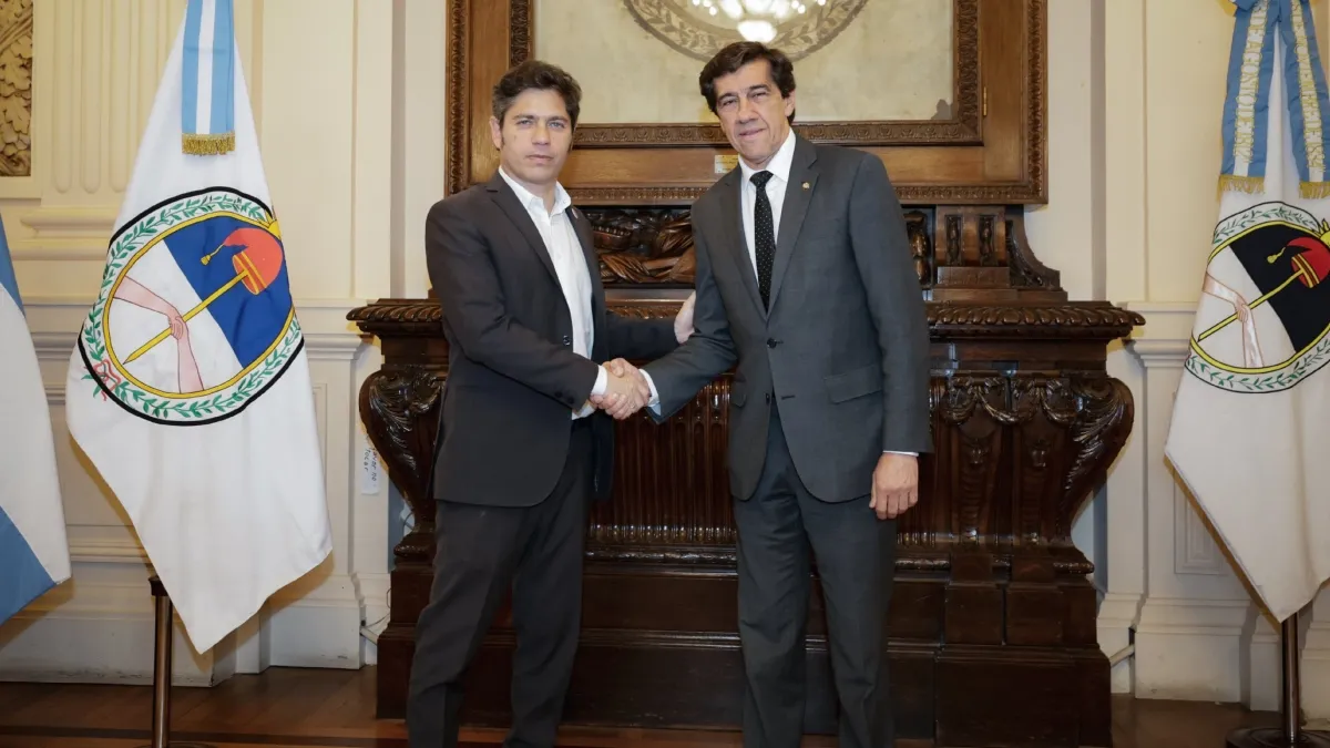 Axel Kicillof continúa con su agenda federal: viajó a Jujuy y firmó convenios con Carlos Sadir