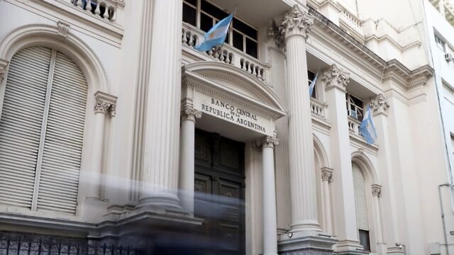 El Banco Central aseguró que el 75% de los dólares de los ahorristas queda en el país