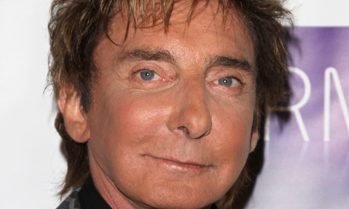 Los motivos de salud que llevaron a Barry Manilow a tener que seguir cancelando shows