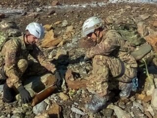 Retiran cientos de municiones de la Primera Guerra Mundial que quedaron expuestas por el deshielo de los Dolomitas