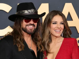 Elizabeth Hurley confirmó que se mudará con Billy Ray Cyrus a Los Ángeles