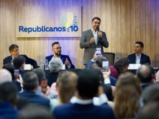 Balotaje en Brasil: Flávio Bolsonaro suma apoyos clave de la derecha y presiona a Lula de cara a la segunda vuelta