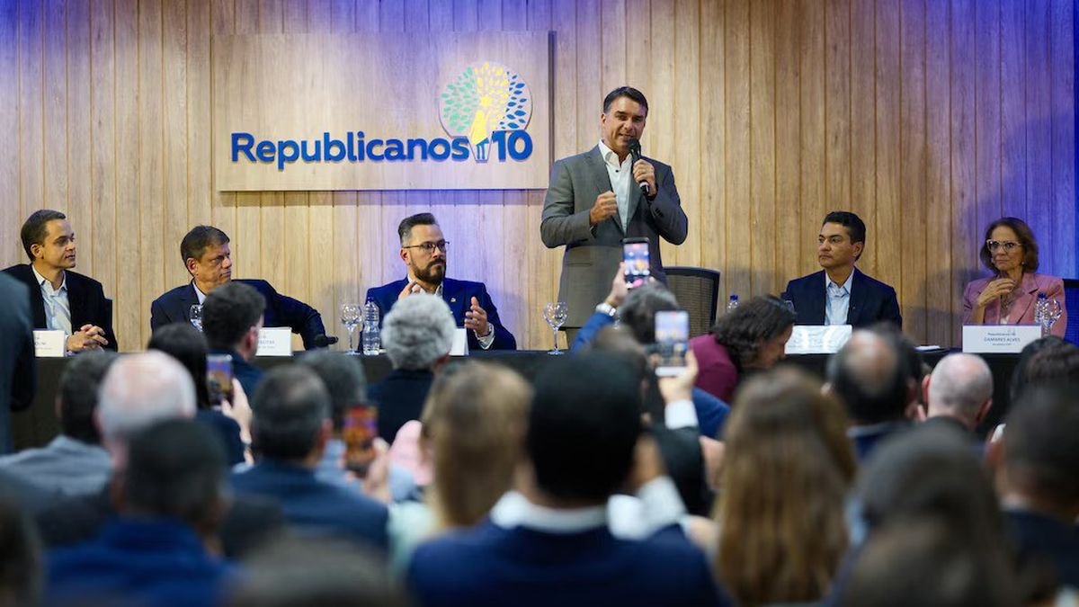 Balotaje en Brasil: Flávio Bolsonaro suma apoyos clave de la derecha y presiona a Lula de cara a la segunda vuelta