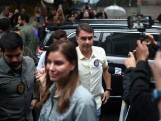 Migraciones confirmó que Flávio Bolsonaro y su familia ingresaron a Argentina