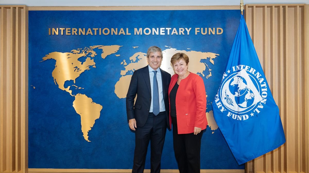 Luis Caputo llega este martes a Tailandia para reunirse con el FMI y defender el rumbo económico