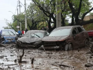 Emergencia en Chile por un aluvión: el barro arrastró autos y colectivos