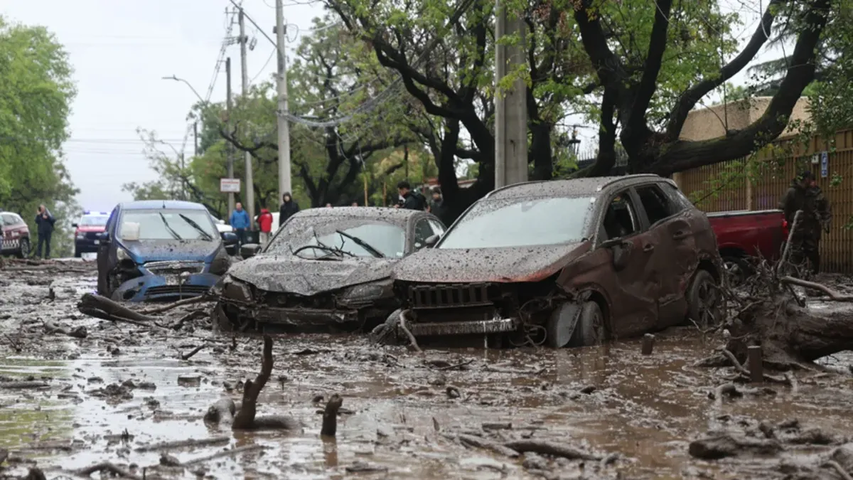 Emergencia en Chile por un aluvión: el barro arrastró autos y colectivos