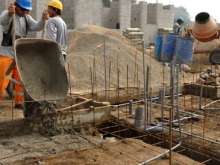 La actividad de la construcción subió 0,4% respecto a julio, pero cayó 4,4% interanual en agosto