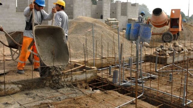 La actividad de la construcción subió 0,4% respecto a julio, pero cayó 4,4% interanual en agosto