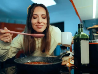Una nariz electrónica con IA permite recrear olores o sabores y transmitirlos a distancia
