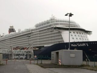 Videos muestran el momento en que un crucero choca contra dos buques portacontenedores