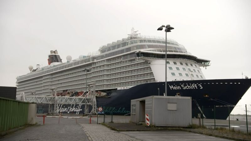 Videos muestran el momento en que un crucero choca contra dos buques portacontenedores