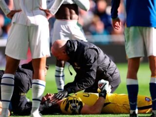 Dibu Martínez fue operado con éxito por la fractura de maxilar, pero se pierde la fecha FIFA