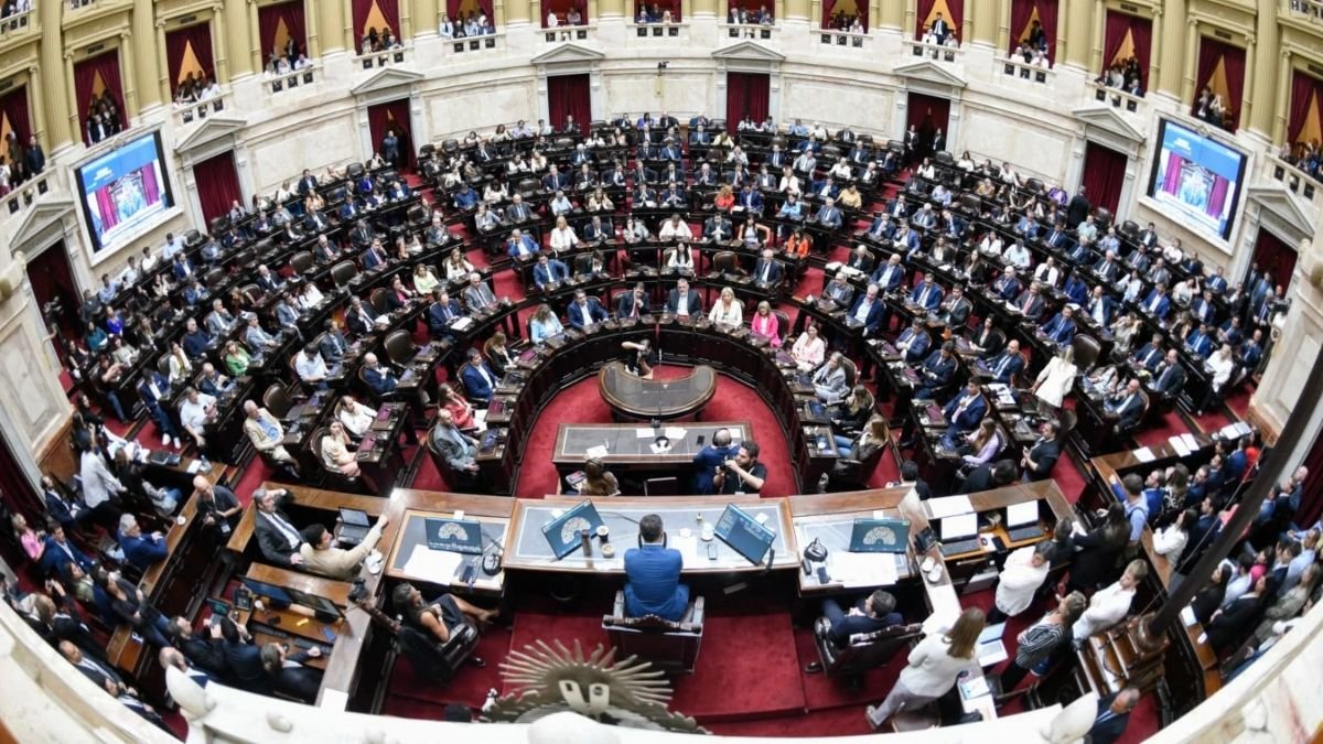 Nueva estrategia del Gobierno: convocará a una megasesión en Diputados para evitar que caiga el DNU 70/23