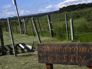 Uruguay: un hombre murió tras el choque de dos aviones de acrobacia durante un entrenamiento