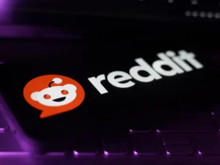 El CEO de Reddit marca la caída del tráfico web, que vincula con la IA presente en las búsquedas de Google