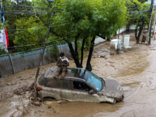Aluvión en Santiago de Chile: el drama de los vecinos que lo perdieron todo y siguen sin luz
