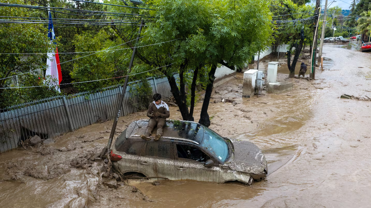 Aluvión en Santiago de Chile: el drama de los vecinos que lo perdieron todo y siguen sin luz