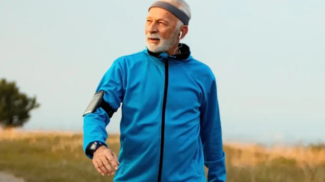 Qué es la caminata del gorila: el ejercicio que arrasa en el mundo, mejora el equilibrio, la coordinación y la fuerza