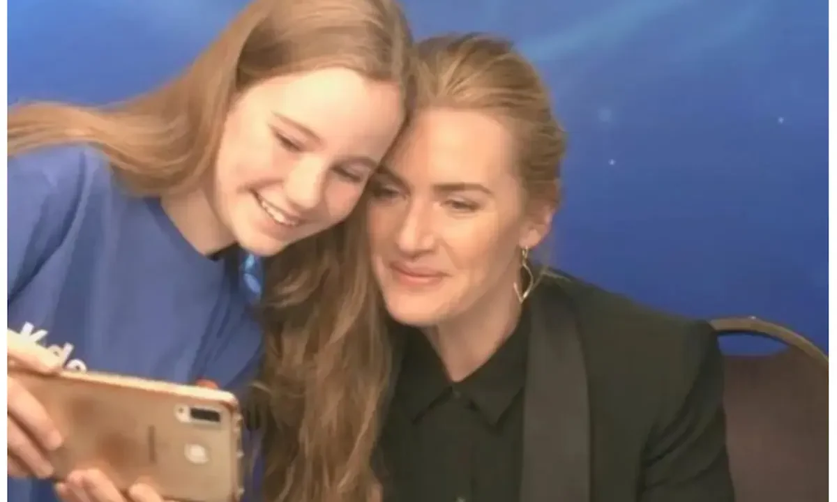 El día que Kate Winslet consoló a una joven periodista que estaba nerviosa por su primera entrevista y dejó una lección de vida: “Lo hemos decidido”