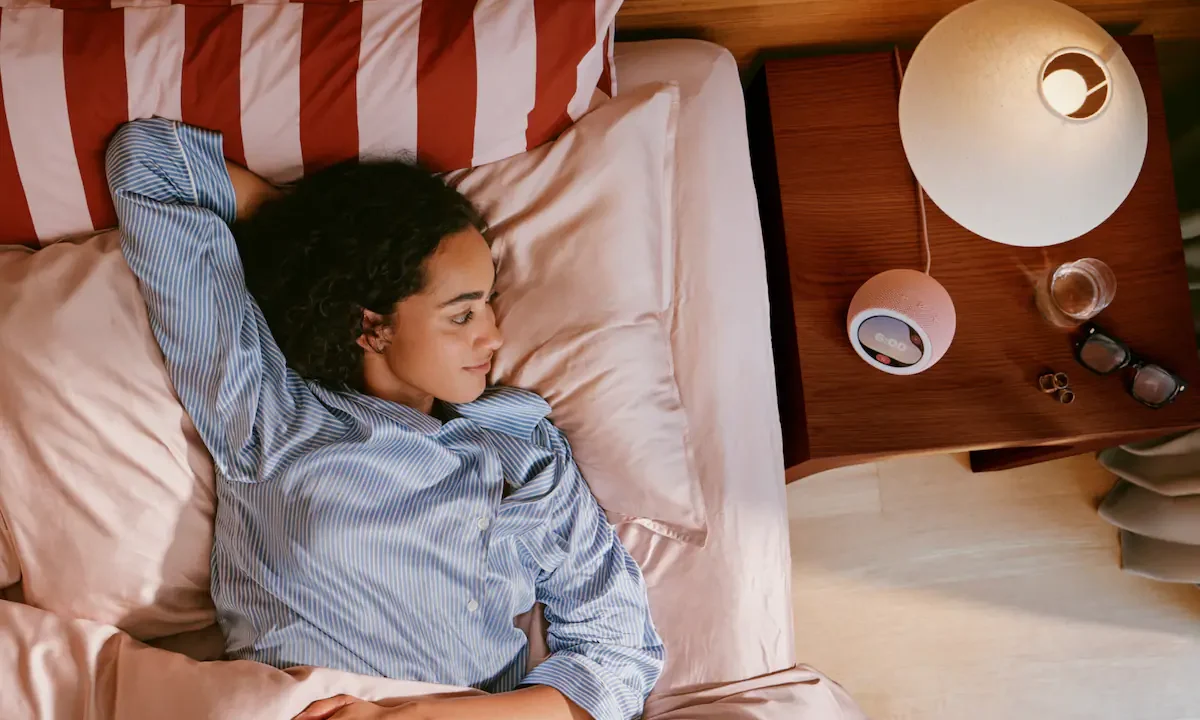 Amazon lanza un despertador inteligente y un parlante que también es repetidor mesh