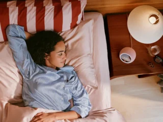 Amazon lanza un despertador inteligente y un parlante que también es repetidor mesh