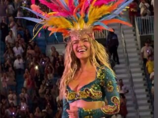 PETA Latino critica a Karol G por usar plumas en un vestuario de su gira