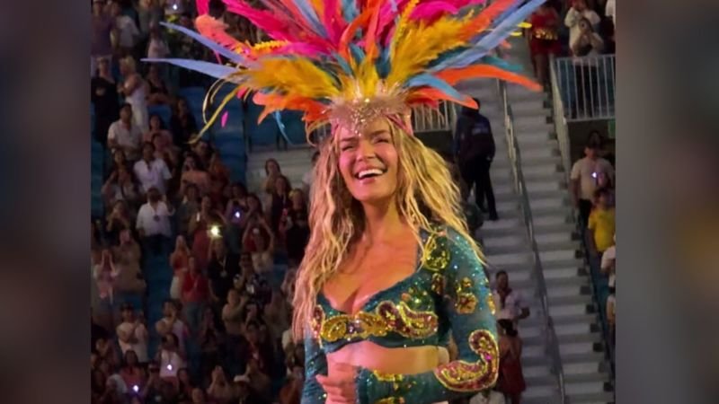 PETA Latino critica a Karol G por usar plumas en un vestuario de su gira