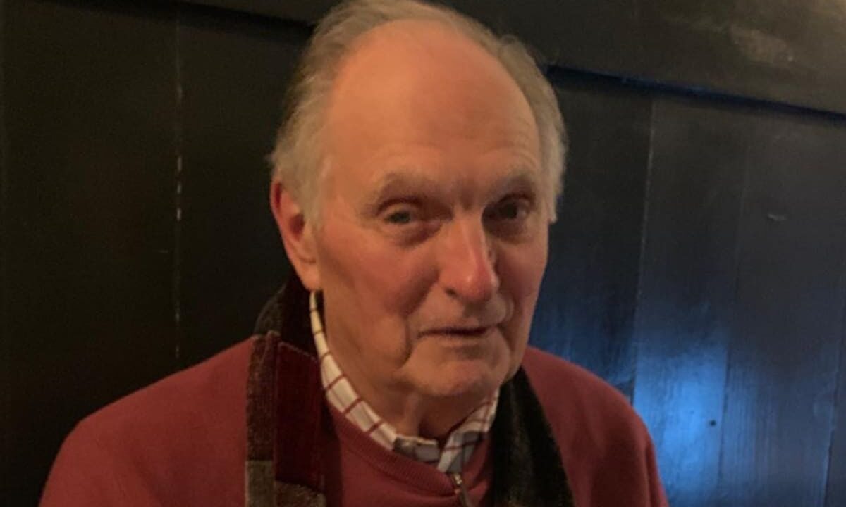 La curiosa manera en la que Alan Alda afronta las dificultades del Parkinson, a los 90 años: “Es como un pasatiempo”