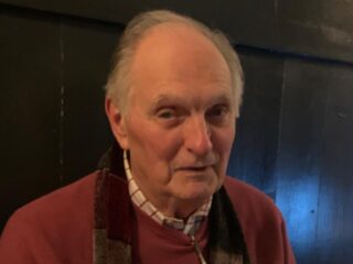 La curiosa manera en la que Alan Alda afronta las dificultades del Parkinson, a los 90 años: “Es como un pasatiempo”