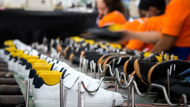 Regalarán 1.000 pares de zapatillas en Plaza de Mayo: a qué hora es y cómo conseguirlas