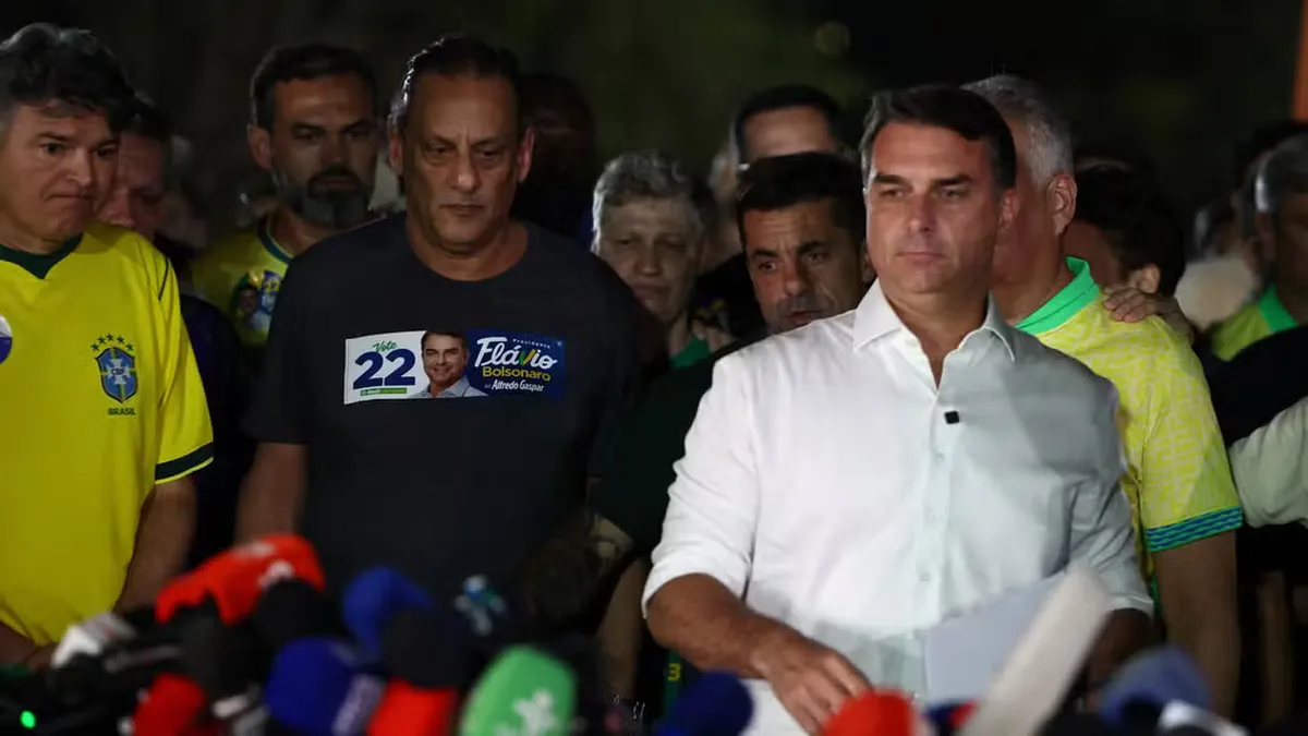 El partido de Flávio Bolsonaro reconoció la victoria de Lula, pero exigió aclarar las dudas electorales