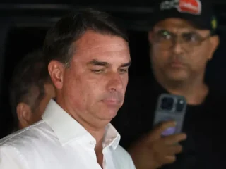 Tras un sinfín de especulaciones, Migraciones confirmó que Flávio Bolsonaro escapó de Brasil por Argentina