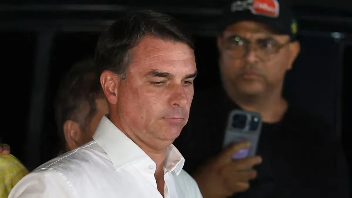 Tras un sinfín de especulaciones, Migraciones confirmó que Flávio Bolsonaro escapó de Brasil por Argentina