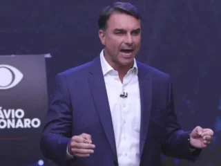 La Justicia de Brasil le prohibió salir del país a Flávio Bolsonaro