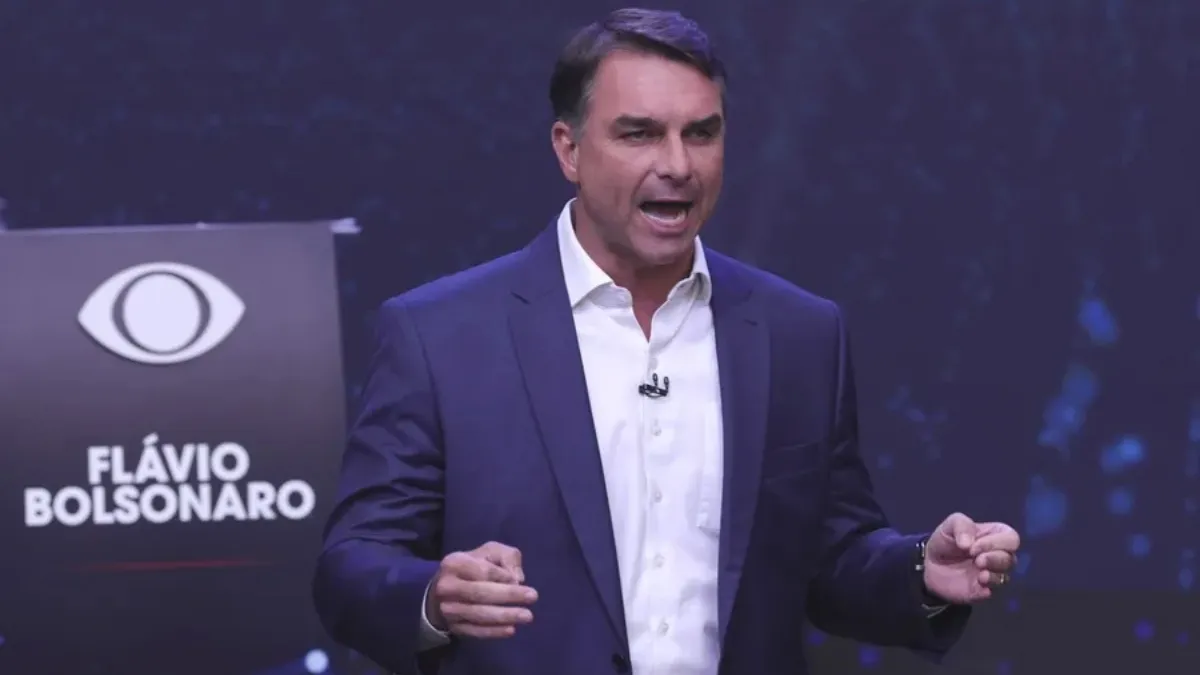 La Justicia de Brasil le prohibió salir del país a Flávio Bolsonaro