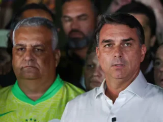 Los propios aliados de Flávio Bolsonaro lo presionan para que reconozca la derrota