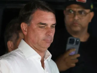 ¿Dónde está Wally?: los memes estallaron por la presunta fuga de Flávio Bolsonaro a Estados Unidos