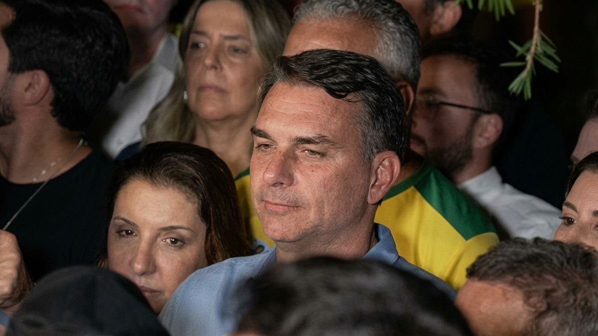Flávio Bolsonaro, tras la ventaja en primera vuelta: “Yo quiero la oportunidad de cuidar a Brasil”