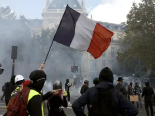 Tensión en Francia: 400 detenidos en una jornada de marchas por el costo de vida y el deterioro social