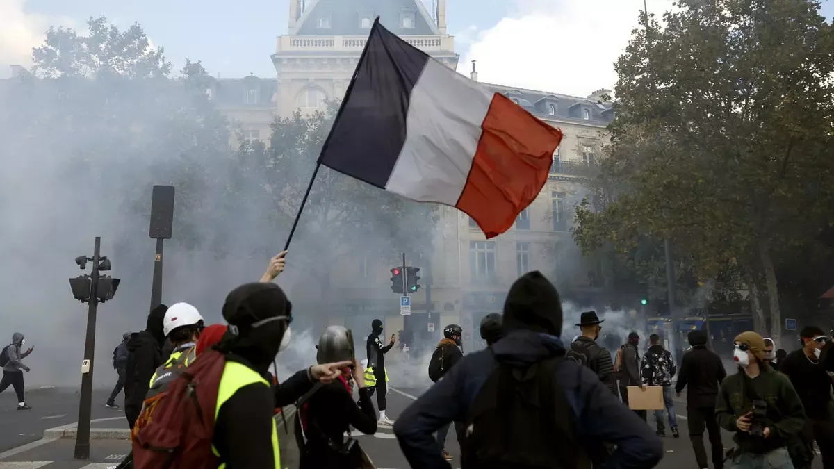 Tensión en Francia: 400 detenidos en una jornada de marchas por el costo de vida y el deterioro social