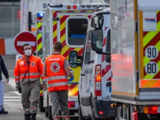 Un muerto y cuatro heridos en un tiroteo cerca de París: investigan un ataque terrorista