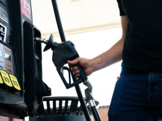 Las petroleras registran grandes ganancias. Accionistas como Trump sacan provecho. Y tú pagas altos precios por la gasolina