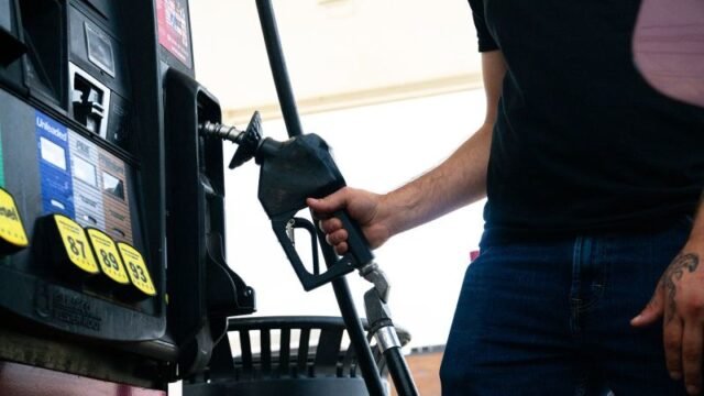 Las petroleras registran grandes ganancias. Accionistas como Trump sacan provecho. Y tú pagas altos precios por la gasolina